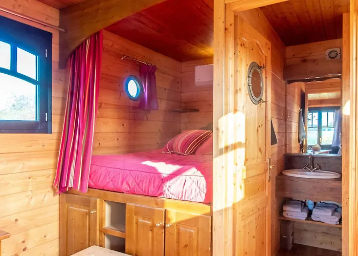 Roulotte Climatisee Avec Piscine Et Jardin - Fr-1-622-54 * Vihiers